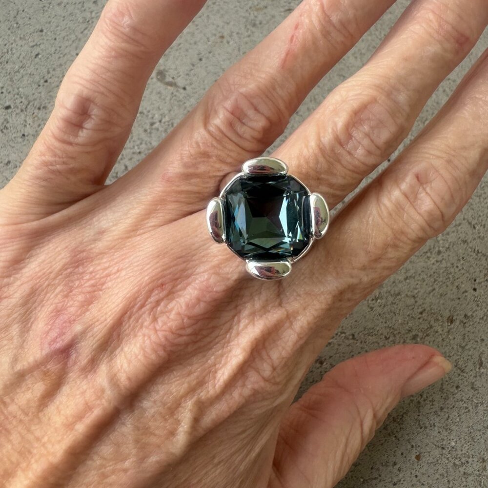 UNO de 50 CHARISMA Ring Size 8 - New with UNO de 50 Signature Pouch